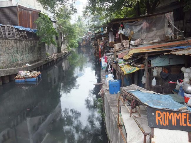 マニラ市民が　まだ　ロックダウンに　苦しむ中の　突然の　不幸な　火災　　　BONI    AVENUE   MANILA<br /> 14   JUNE    2020