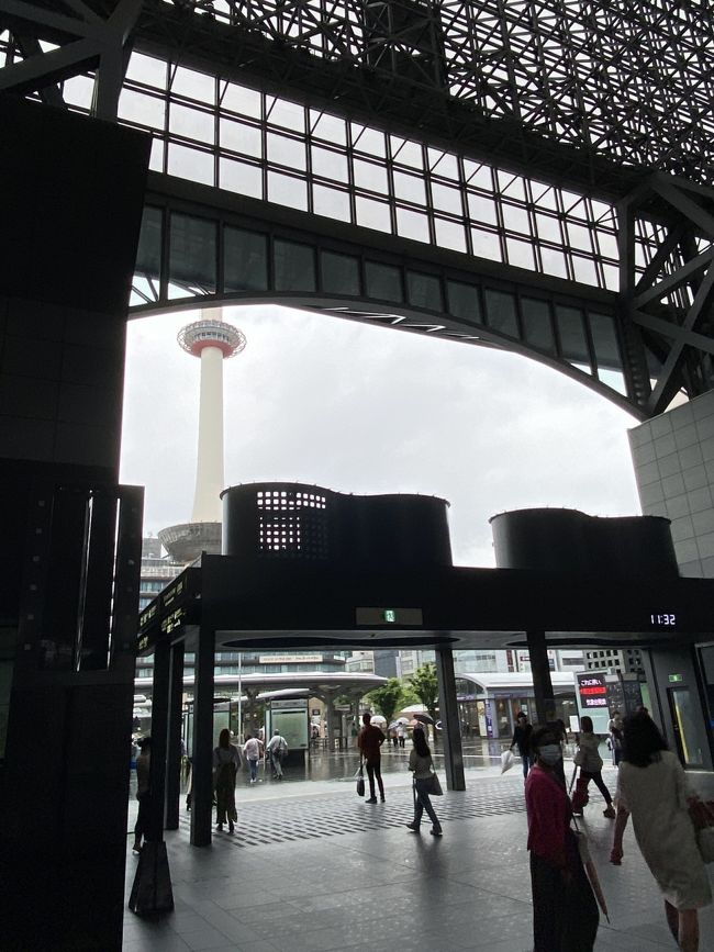 久しぶりに電車に乗って用事の京都へ。<br />あいにくの雨で、観光は無し!<br /><br />解除からずいぶんになりますが、ドキドキしながら電車に乗りました。<br />週末で電車は結構人がいます。<br /><br />新快速の座席は隣を開けて。<br />大阪で降りる人多し。<br />京都へは若い人が多かった。<br /><br />あいにくの雨模様。<br />用事で忙しく、観光も無し(笑)<br />ご飯は食べました。<br /><br />降ったり、やんだりの日は、<br />用事で河原町。<br />あわただしくお漬物を買って帰りました。<br /><br />京都駅は人が少なかった。<br /><br />しかし、四条河原町あたりは人がいます。<br /><br />違う日、再び用事で京都へ。また雨。<br />平日で人がいない京都駅前とポルタは、寒かった。<br /><br />駅前バスターミナルの大行列が全くありません。<br /><br />またもや、用事を済ませて帰宅。<br />かなりの雨となり、タクシーにも乗りました。<br />写真を撮る余裕無し(笑)<br /><br />うろうろ出来なくて残念でしたが、<br />久しぶりの鍵膳良房のくずきりなど、<br />懐かしかったです。<br /><br /><br /><br /><br />