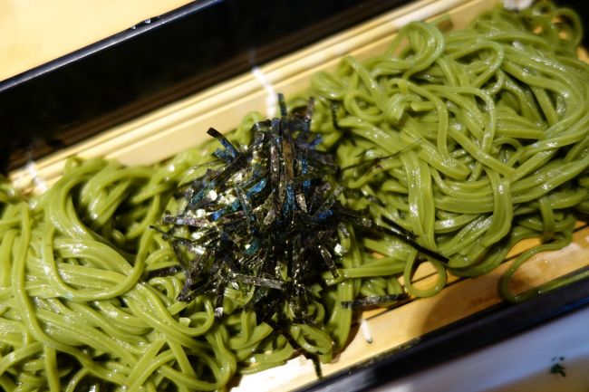三室戸寺を出まして、次の目的地…の前に、朝ごはんが有るとえぇなぁと。そ言えば、途中の街道の交差点とこに、お茶のお店の看板がありましたかな?次の目的地方面ですし、何か良さげなものがあればと。<br /><br />伊藤久右衛門の本店です。
