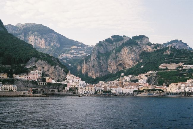 懐かしの旅シリーズ第二弾“イタリア旅行”の後編です。<br />後編は、フィレンツェを出発して、青の洞窟、カプリ島、アマルフィ、ナポリ、ローマと巡ります。<br />ここでは、青の洞窟が一番のメインでした。<br />ツアー催行の日、イタリアユーロスターの遅れや、波の高さにより、青の洞窟に入れるかどうか、ひやひやの日がありましたが、日ごろの行いが良かったのか無事入洞できました。何という青さでしょう、感動でした。<br />以外、通常では訪れないと添乗員さんがおっしゃっていたコロッセオの内部など、見どころ満載の後編です。<br /><br />スケジュールは以下の通りです。<br /><br />6日目(5月12日)<br />フィレンツェ・ホテル==フィレンツェ駅ーー(ユーロスター)--ナポリ駅~~カプリ島・青の洞窟~~アマルフィ・ホテル【泊】<br /><br />7日目(5月13日)<br />アマルフィ・ホテル……アマルフィ散策==ナポリ・ポンペイの遺跡観光==ローマ・ホテル【泊】<br /><br />8日目(5月14日)<br />ローマ・ホテル==ローマ市内・バチカン市国観光==ローマ・ホテル【泊】<br /><br />9日目(5月15日)<br />ローマ・ホテル==ローマ空港発 6:30(LH3853便)→フランクフルト空港着 8:35<br />フランクフルト発 14:00(LH740便)→【機中泊】<br /><br />10日目(5月16日)<br />関西空港着 8:10 無事到着で。<br /><br />古い旅行記になりますが、イタリア10日間の旅はここまでです。<br />是非、ご覧ください。