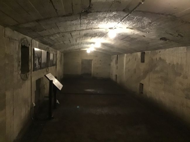 この地下壕は串良基地の関連部隊との連絡が行われていた地下壕で特別攻撃隊員が攻撃前に送る最後の電信(モールス信号)を受け取っていた場所です。<br />地下壕は深さ7m、全長57m、その中の電信室は奥行き15m、幅4mという地下壕です。地下壕内の見学は09:00~16:00まで見ることができます。