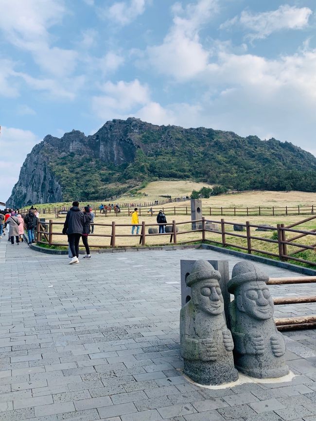 済州島<br /><br />世界遺産「城山日出峰」<br /><br />遠くから見ると 平たい山 だよね～<br /><br />ワタクシうさぎ<br /><br />登れるかなぁ～？<br /><br />スリランカの 「シーギリヤロック」以来だなぁ～<br /><br /><br /><br /><br /><br /><br /><br /><br /><br /><br /><br /><br />