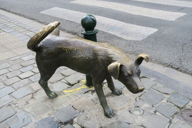 ブリュッセル名物「小便わんこ」を探して、ブリュッセルの街を彷徨った?<br />事前にグーグルマップで、何度も「小便わんこ」のいる場所を確認した。<br />聖カトリーヌ教会の前の広場から続く通りを、通り沿いに緩くカーブしながら西南に歩いていくと、「小便わんこ」はいるはずだった!