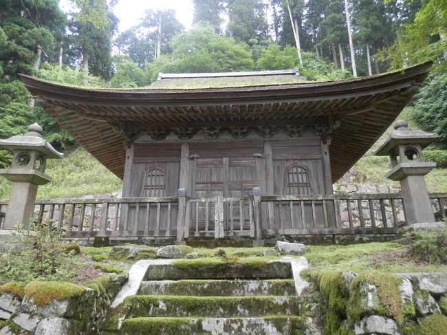 久しぶりに比叡山延暦寺を訪ねました。<br /><br />滋賀と京都の県境にある標高848mの比叡山全域を境内とする寺院。<br />平安時代初期に伝教大師最澄が開いた天台宗の総本山です<br /><br />山内は東塔、西塔、横川の3エリアからなり、150位の堂宇や伽藍が立ち並び<br />今回訪れた西搭は、比叡山らしく自然に囲まれたエリアです。<br />新緑が美しく歴史のある建造物を拝見し、東海自然歩道の祈りの道を歩いてきました。<br /><br /><br />※画像は瑠璃堂<br /><br />織田信長による焼討ちの兵火を免れた現存唯一の建物といわれる貴重な建物で、室町時代末期の建立と推定され、国の重要文化財に指定されています。