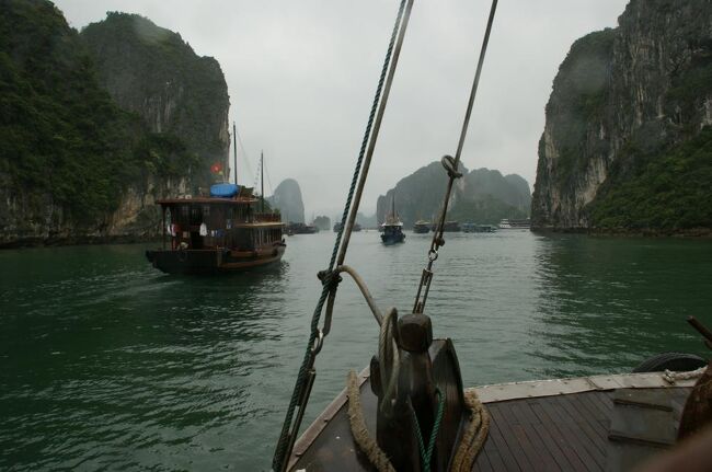 2010年 ベトナム旅行記・後半は、フエ→ハノイ→ハロン湾→ハノイ、そして帰国編です。<br /><br />表紙の写真は海の桂林と呼ばれるハロン湾を往く観光船。お天気はいまいちだったが、波の全く無い湾は静かで、船上で調理した海の幸を味わったり、雄大な景色を眺めたり写真を撮りまくったり、快適な時間を楽しむことが出来た。