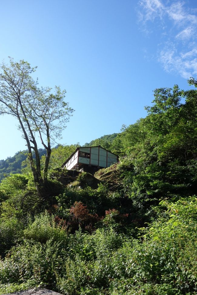 欅平に向けて、阿曽原温泉小屋を出発！<br /><br />阿曽原温泉小屋から欅平までのコースタイムは、5時間。<br />この区間全体を”水平歩道”というらしいのですが、確証はなし。<br /><br />栃尾の大滝までは、1時間50分。<br /><br />