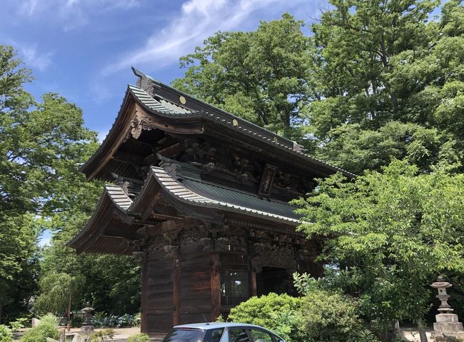 外出自粛が緩和されて、仕事で外出の機会も増えました。<br />この日は県北の数ヶ所を訪問したのですが、1社が直前で面談キャンセルとなってしまい、空いた時間を（喜んで）有効活用しました。<br />歓喜院聖天堂（かんぎいんしょうでんどう）は、埼玉県で唯一の国宝建築となっております。<br />国宝に指定される前から聖天様と親しまれており、20年以上前に来たことがありました。大きなお稲荷さん（いなり寿司）が名物で、食べたことがあるのですが、それ以外には記憶がなく、こんな立派なお堂があって驚きました。<br /><br />妻沼聖天山公式サイトによれば、鎌倉時代の武将である斎藤別当実盛(さいとうべっとうさねもり)公が、治承3年（1179年）にご本尊である聖天さまをお祀りしたのが創建とあります。<br />次いで実盛公の次男斎藤六実長（さねなが）が出家して阿請房良応(あしょうぼうりょうおう)となり、建久8年（1197年）に本坊の歓喜院を開創しました。