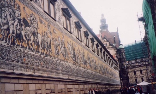 コロナ禍で 渡航出来ず 昔の写真 探しました<br />イギリス ドイツ フランスの旅 <br />もう22年前 <br />デジタルカメラなら 沢山写真 撮影したのに<br />1カ所 1枚程度 残念<br />イギリスでは ロンドンと ストラトフォードエイボン<br />ドイツでは ベルリン ドレスデン マイセン ライプチヒ<br />フランスでは パリ オルレアン の観光 あとはあまり記憶無し<br /><br />飛行機内は まだ 喫煙が可能 前の方の席が禁煙 後方が喫煙席<br />境目の席は すぐ後ろが 喫煙席 紫煙が漂っていました<br /><br />観光バスは禁煙 バスの乗降口では喫煙者がたむろしていました<br /><br />ベルリンの壁の近くのフェンスには 壁を乗り越えようとして<br />殺害された人々の人型が白く描かれていて 氏名と死亡日が記されていたのが 印象的でした <br /><br /><br /><br />