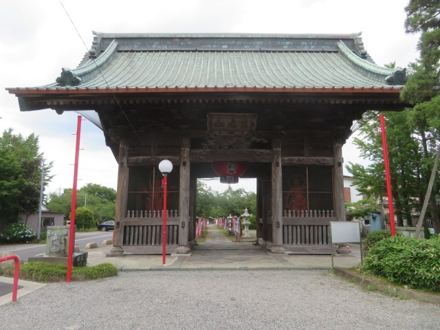 越谷の元荒川沿い大相模にある「大相模不動尊・大聖寺」に行きました、境内にある茶店「虹だんご」ではみたらし団子を食べました。<br /><br />蒲生地区に所用があったため東武スカイツリーライン蒲生駅から歩きました、元荒川堤に出て元荒川と葛西用水に架かる県道115号線(八潮越谷線)のしらこばと橋を見て川沿い・土手を歩いて不動橋に、すぐそばにある大相模不動尊大聖寺境内に入りました、天平勝宝2年(750年)に創建された本尊が不動明王の真言宗豊山派の寺院です、大きな提灯と仁王様がある山門をくぐり参道を歩いて本堂へ、弁財天、大師堂、聖天堂など見てから境内にある茶店・虹だんごで米・製法にこだわる、みたらし団子を食べました、帰りは越谷駅に出ました、約1万5千歩程歩きました。
