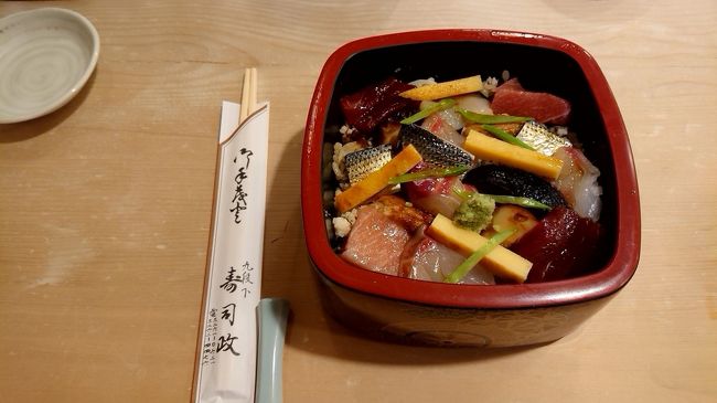 今日は、千代田区九段下で、ランチです。大通りから少し中に入ったところに有る、「寿司政」さんへ行ってきました。ここも老舗です。文久元年(1861年)創業の老舗寿司屋さんです。ここは、ばらちらしが非常に奇麗に盛り付けられています。もちろん味も絶品でした。酢飯の上には、海老・穴子・鯛・コハダなどの魚介類の他に 椎茸・玉子焼き・キヌサヤなども入った具沢山。椎茸や玉子焼きの甘みと 赤酢のシャリの組み合わせも とても良く 美味しかった。平日昼が狙い目です。ランチばら寿司、ランチ握り寿司 各1800円。今回は、ばら寿司を頂きました。