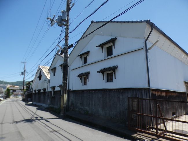 深廣寺や賀茂神社と山城青谷駅との間、北からの道が合流するところに梨間の宿の碑がある。宿駅であったことを偲ぶ道標。右側面に「是北　長池　十五丁」、左側面に「是南　玉水　三十丁」と表示されている。梨間は奈島のことで、昔は菜島や名島とも表記されていた。平安時代に記録がある地名で、宇治拾遺物語に登場している(https://4travel.jp/travelogue/11627986 )。<br /><br />14世紀の南北朝時代を舞台にした小説、太平記にも登場しており、今年(2020年)春から再放送されている大河の太平記で、今(2020年6月)ちょうどその辺りの話になっているが、後醍醐天皇が元弘の乱を起こして、笠置山に立て籠った時に幕府軍が送った軍勢の中の1万2千騎が「梨間の宿の外(はずれ)より、市野辺山の麓を回つて、追ふ手へ向かふ」とある。またそれから5年後、建武政権を打ち立てた後醍醐天皇に対して足利尊氏が反旗を翻した建武の乱で、敗れた後醍醐天皇が吉野に逃れ、南朝を樹立する途中に「大和路に懸て、梨間宿までぞ落し進せける」との記述もある。<br /><br />梨間の宿の碑の少し東にあるのが城陽酒造。北側に本店が、南側に酒蔵が並ぶ(表紙の写真)。1895年創業の京都府南部唯一の造り酒屋。砂質土の山々を源とする木津川の伏流水を地下100mから汲み上げ、手間暇かけて育て上げた酒米を用いて仕込んだ酒は、京都の和食に合うまろやかな味わい。清酒だけでなく地元の青谷梅林の梅のみを使用した梅酒も有名。昔、近鉄主催の「酒蔵みてある記」で行こうとしてたけど、結局行かなかったので、買ったことがない。今度買って飲んでみよう。<br /><br />城陽酒造から南に450mほど進むとあるのが、松本神社。宮司が常駐していない神社としては京都府下で最も境内の小さな神社と云われる約5メートルほどの塀に囲まれた小さな神社。しかし、2013年6月に関西ローカルで土曜の朝に放送されている情報番組の「せやねん」で、嵐神社の一つとして取り上げられて以来有名になってしまった。<br /><br />2019年に整備された境内に建つ由緒によると、創建は鎌倉時代の貞応年間(1222年-1224年)で、解脱上人が賀茂大明神の本地仏十一面観音を勧請。上に書いた賀茂神社との繋がりが深く、神職は同じ方が務め、松本神社の氏子は賀茂神社の氏子でもあり、秋祭りも同じ日。現在の御祭神は底筒男命、中筒男命、表筒男命のいわゆる住吉三神と、息長足姫命(神功皇后)。<br /><br />元々は木津川の畔にあり、木津川を行き交う船や十六(この辺りの地名で十六宮があったことかららしい)の渡し(京田辺側では草内の渡しと呼ばれる)の守り神であり、江戸時代は大龍権現あるいは大乗権現と呼ばれていた。明治の神仏分離で権現号が禁止され、現在の社名となり、祭神も新たに大阪の住吉大社の航海の神四座を勧請した。<br /><br />ちなみに他の嵐神社は、滋賀県栗東市の大野神社、堺市の櫻井神社、神戸市の二宮神社と福井県あわら市の相葉神社で、現地限定のお守りや絵馬が購入できるそうだ。ただし、この松本神社には社務所はなく、絵馬は近鉄京都線寺田駅前にある城陽市観光協会で購入する(ネット購入も可能)。鳥居と本殿と一体となった拝殿しかない神社の中で、嵐ファンの納めた絵馬が存在感を示している。<br /><br />この奈島地区、民家が広がるのは賀茂神社の周りと、松本神社の南側辺りで、他は工場や病院などもあるが、のどかな田園地帯となっており、この季節(6月)には田植えを終えた水田や名産のイチジク畑が広がり、この季節にはクリーム色の穂状の栗の花も多く咲いている。<br /><br />田んぼの中を歩いてて何これ？と思ったのが、用水路の壁にいくつもあるピンクの塊(下の写真)。知らなかったのだが、俗にジャンボタニシと呼ばれる淡水棲大型巻貝の卵だった。いや、気持ち悪い。正式な和名としてはスクミリンゴガイと云う南米原産の淡水性の巻貝でタニシとは種類が違う。1980年代に食用目的で輸入され、一時期は500か所以上の養殖場があったそうだが、商業化に至らなかった。その後放棄されたり養殖場から逃げ出したりして野生化したものが繁殖し、基本的に柔らかい葉を好んで食べるため、苗を移植後の水田に大きな被害をもたらすので、1984年に植物防疫法に基づき有害動物に指定された。ちなみに食用になるのは貝で、この卵は毒ではないようだが、とてもまずいらしい(過去、「探偵ナイトスクープ」で間寛平さんがトライした)。<br />https://www.facebook.com/chifuyu.kuribayashi/media_set?set=a.4104039866332673&amp;type=1&amp;l=223fe1adec<br /><br /><br />以上