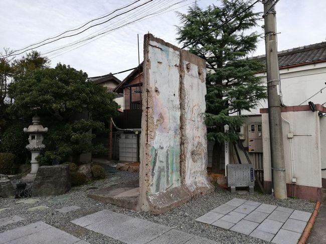 ニッポンの中にも、外国情緒を感じさせる場所がたくさんあります。<br />外国風建造物や海外料理店など、全国にあるそういった場所をご紹介するシリーズです。<br />今回は、大阪にある「統国寺のベルリンの壁&堺のプノンペンそば」の店をご紹介します。<br /><br />★「ニッポンの中の外国めぐり」シリーズ<br /><br />ブラジリアンの街 “大泉町”(群馬)<br />http://4travel.jp/travelogue/10416288<br />ベトナム寺院 “南和寺”(埼玉)<br />http://4travel.jp/travelogue/11254669<br />タイ寺院 “ワットパクナム日本別院” (千葉)<br />https://4travel.jp/travelogue/11327994<br />ニュージーランド料理&エチオピアカレー(東京)<br />https://4travel.jp/travelogue/11611223<br />タヒチならぬタチヒビーチ(東京)<br />https://4travel.jp/travelogue/11579456<br />ロンドンバスで東京めぐり(東京)<br />https://4travel.jp/travelogue/11598893<br />ブータン料理&セネガル料理&メキシコ料理(東京)<br />https://4travel.jp/travelogue/11543164<br />スーダン料理&モルドバ料理&北欧料理(東京)<br />https://4travel.jp/travelogue/11516152<br />あやしい旅会でアフガニスタン料理&イラン料理(東京)<br />https://4travel.jp/travelogue/11456970<br />チキンビリヤニ&マルタ料理&トーゴ料理(東京)<br />https://4travel.jp/travelogue/11425550<br />赤坂と十条でパラグアイ料理&クルド料理(東京)<br />https://4travel.jp/travelogue/11351079<br />マリ大使館&カメルーン大使館&アンゴラ大使館&ブルキナファソ大使館(東京)<br />https://4travel.jp/travelogue/11348258<br />ベナン大使館&ナイジェリア大使館&ガーナ大使館&コートジボアール大使館(東京)<br />http://4travel.jp/travelogue/11265165<br />イスラム教寺院 “東京ジャーミィ”(東京)<br />http://4travel.jp/travelogue/10417493<br />基地の街 “福生市”(東京)<br />http://4travel.jp/traveler/satorumo/album/10416859/<br />駐日アイスランド大使館 (東京)<br />http://4travel.jp/travelogue/10976613<br />JICA地球ひろばでギニア料理&シリア料理(東京)<br />https://4travel.jp/travelogue/11408940<br />JICA地球ひろばでネパール料理(東京)<br />http://4travel.jp/travelogue/10899446<br />JICA地球ひろばでペルー料理(東京)<br />http://4travel.jp/travelogue/11010934<br />JICA地球ひろばでニカラグア料理(東京)<br />http://4travel.jp/travelogue/11077063<br />JICA地球ひろばでスーダン料理&サモア料理(東京)<br />http://4travel.jp/travelogue/11120216<br />JICA地球ひろばでガーナ料理&ブラジル料理(東京)<br />http://4travel.jp/travelogue/11160685<br />JICA地球ひろばでキューバ料理&エチオピア料理&アゼルバイジャン料理<br />http://4travel.jp/travelogue/11257419<br />日本のリトルヤンゴン・高田馬場(東京)<br />http://4travel.jp/travelogue/11007529<br />池袋と上野で格安スペイン料理&フランス料理(東京)<br />http://4travel.jp/travelogue/11091217<br />ヌーヴェル ケネディ 中目黒宇宙センター店(東京)<br />http://4travel.jp/travelogue/11054550<br />代々木公園 “ブラジルフェスティバル”(東京)<br />http://4travel.jp/travelogue/10506416<br />タンザニア大使館&ウガンダ大使館(東京)<br />http://4travel.jp/travelogue/11111942<br />ドナウ広場&ドナウ通り(東京)<br />http://4travel.jp/travelogue/11150691<br />モザンビーク大使館&東京検疫所(東京)<br />http://4travel.jp/travelogue/11168777<br />エチオピアカリーキッチン&エリトリア大使館(東京)<br />http://4travel.jp/travelogue/11208077<br />ブルガリア料理&クロアチア料理(東京)<br />http://4travel.jp/travelogue/11251176<br />ブータン料理&タイスキ食べ放題(東京)<br />https://4travel.jp/travelogue/11329340<br />上野と川崎でロシア料理&ペルー料理(東京&神奈川)<br />http://4travel.jp/travelogue/<br />西アジア料理&コートジボアール料理(東京)<br />http://4travel.jp/travelogue/11277688<br />基地の街 “座間市”(神奈川)<br />http://4travel.jp/traveler/satorumo/album/10727681<br />北陸のハワイ“水島“(福井)<br />https://4travel.jp/travelogue/11593048<br />メキシコ寿司の店 “寿し宗”(静岡)<br />https://4travel.jp/travelogue/11445914<br />ブラジリアンの街 “豊田市” (愛知)<br />http://4travel.jp/traveler/satorumo/album/10429583/<br />チベット寺院 “強巴林(チャンバリン)”(愛知)<br />https://4travel.jp/travelogue/11369016<br />統国寺“ベルリンの壁”&堺“プノンペンそば”(大阪)<br />https://4travel.jp/travelogue/11629605<br />ニッポンのハワイ “ハワイ温泉”(鳥取)<br />https://4travel.jp/travelogue/11418178