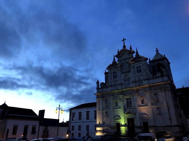 ポルトガル三日目<br />Porto→Aveiro→Coimbra<br /><br />ポルトから、近郊都市アヴェイロ・コインブラをデイトリップしました。<br />２都市を回るとなると結構時間もかかるし鉄道なので距離もあるのに、甘く見過ぎて通常通りの寝坊っぷり。<br />コインブラについた時はすっかり太陽も沈み、唯一の見所コインブラ大学がなんとも妖艶な雰囲気を醸し出していました（要は暗くてよく見物できなかった）