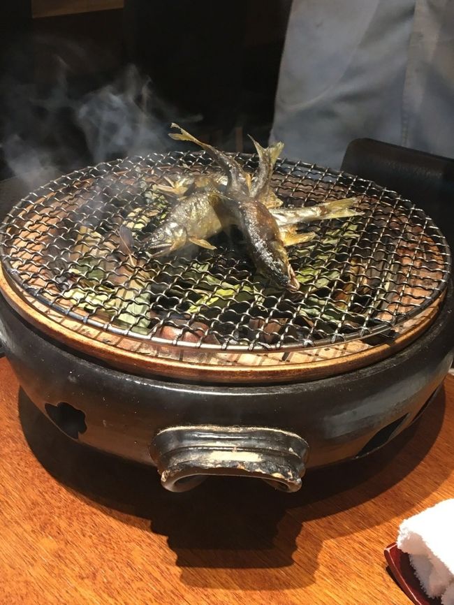 全国移動解禁になったので、2か月間自主休業していた、丸しまさんに、4か月振りに外食しに行ってきました。<br /><br />春の竹の子料理を食べに行きたかったのですが、叶わず、昨年と同様の夏料理を堪能して来ました。<br /><br />お店は、コロナ対策も万全で、安心して料理を楽しむことが出来ました。<br /><br />移動可能になった、初土曜日でもあり、外食出来るのを心待ちにしていた常連さんで満席に、大将も、ホットした様子でした。<br /><br />2時間の会食楽しかったです。<br /><br />帰りに、此方も6月から再開した、コーヒー屋さんで、美味しいコーヒーとケーキを頂き、帰途につきました。