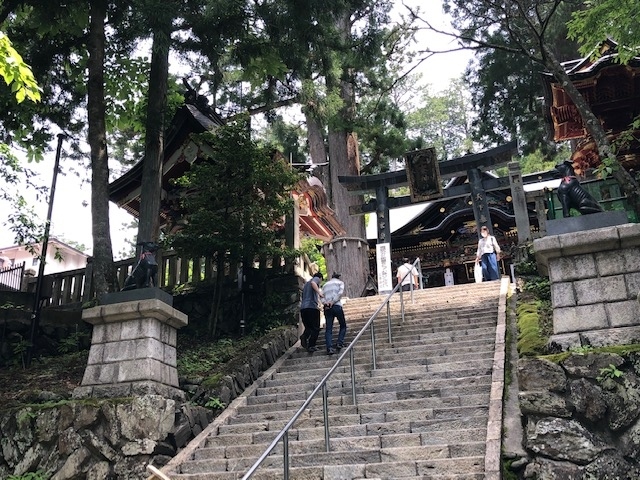 　我が家は自然と神社巡りをしています。<br /><br />　おそらく静かなスポットを無意識に求めている家族であると思うに至りました。<br /><br />　あとで知ったことですが、ここはかなりのパワ－スポットらしいですね。<br /><br />　トイレがとてもキレイで清潔さNO1です。便座も温かいです。トイレがキレイな事って大切ですよね。<br /><br />　こちらの神社まで行くには車が一番ですが、バスもあります。ただ、ざっくり時刻表を見てみたら、平日は二時間に一本。タクシ－も止まっていませんでした。