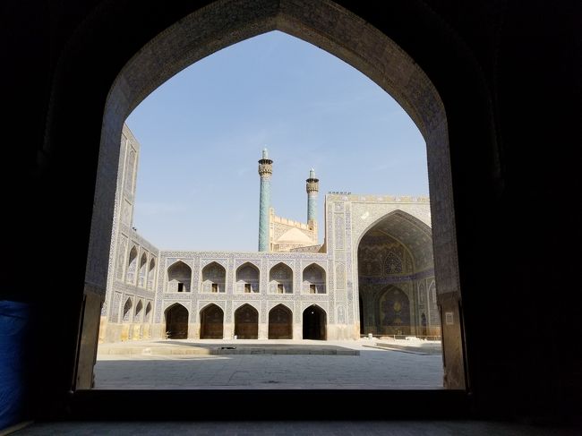 イマーム広場で4本のミナレットが遠くからでも目印となっているのがエマームモスク(王の寺院)です。<br />完成までに２６年かかり、イスラム芸術と寺院建築の最高傑作と言われています。