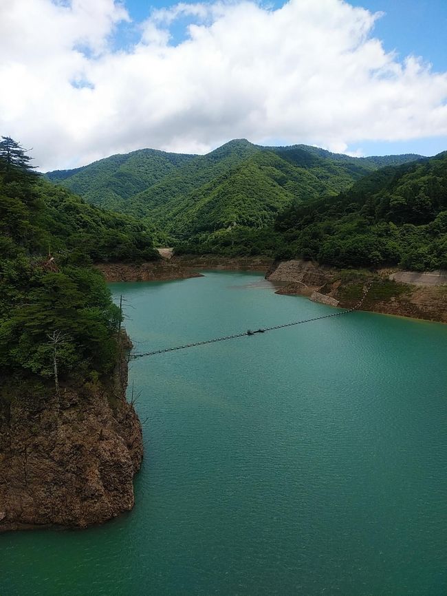 前日、首都圏でも県境越え自粛が解除されました。この日は梅雨の晴れ間なので自然の美しいエリアに行くことにしました。なお東京では依然1日に二桁以上の新型コロナウィルス感染者が発生しているので油断は禁物、マスク着用、人が密集している所には近づかない、公共の交通機関は使わずマイカーで。<br />行き先は一度行ってみたかった群馬県の四万湖と、10年以上ぶりの草杖アリア。関東でも屈指のエメラルドグリーンの湖の四万湖、そして長野県境に近い白根山周辺の雄大な山々の絶景に癒されました。<br /><br />---------------------------------------------------------------<br />スケジュール<br /><br />★6月20日　自宅－（自家用車）渋川伊香保I.C－四万観光－草津観光－<br />白根山周辺観光－川原湯温泉－渋川伊香保I.C－自宅