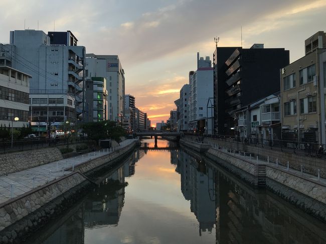 移動自粛解除され福岡に行ってきました。いつも安いツアーで行くため、福岡に12:30着、翌日9:55発の旅程でした。でも、十分楽しめました。着いた後は、福岡名物ごぼう天うどんを食べ、那珂川温泉清流でリラックスしました。中洲のホテルにチェックインした後、今回のメインである中洲の大衆酒場酒一番で晩酌しました。<br />翌日は、長浜にある福岡市鮮魚市場の市場会館にある店で海鮮丼を食べ、その向かいにある元祖長浜ラーメンで朝ラーをして、空港に向かいました。観光目的というより、ふらっと違う土地でおいしいものを食べてたり、温泉入るのが目的なので、十分満足して東京に戻りました。