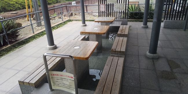 湯田温泉に3泊して、久しぶりの湯田を満喫。<br />美味しいものも食べたし楽しかった!<br /><br />少し早いがホテルのチェックアウトの時間なので、少し早いが湯田温泉駅に向かおう。<br />飲み屋が並ぶ通りや井上公園をゆっくり散歩。<br />懐かしい風景をゆっくり楽しんで湯田温泉駅に到着。<br /><br />駅にある足湯を少しだけ楽しんで電車で新山口に向かう。<br />新山口からはリムジンバスで空港に向かう。<br />少し早めに空港に着いた。<br /><br />山口宇部空港は羽田便しかない小さい空港なのでファミレス風のレストラン2軒しかない。<br />いつもはそこでフライト前にちょい飲みするのだが、この日は保安検査所横にある「鍋島」で軽く一杯やろう。<br /><br />昼だけど晩酌セットを注文。<br />宇部かまなどを飲みながらビールを楽しむ。<br /><br />そして宇部うどんを注文。<br />サイズもやや小さめなので丁度良い。<br />満足して飛行機に乗り込む。<br /><br />また山口には来たみたい。