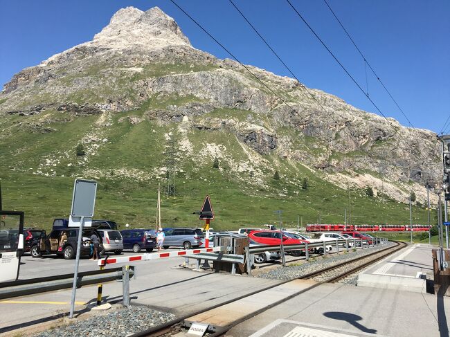 スイスの山々と登山鉄道を満喫しました。途中フランスとイタリアの国境付近にも登り素晴らしい景色と出会えて最高でした。