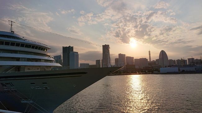 緊急事態宣言解除の翌週末に、横浜の「大さん橋」とその周辺の観光スポットを散策しました。<br /><br />微妙に屈曲したデザインで要塞の様な大さん橋の埠頭の景観と、その上で眺める海の夕焼けの景色は最高でした。<br /><br />また、その周辺には象の鼻パーク、赤レンガパーク、マリンウォーク、横浜ハンマーヘッドがあり、十分に楽しめました。<br /><br />また、横浜港は、海風があり観光スポットの通りは広くて風通しも良いので、コロナ感染防止にも。
