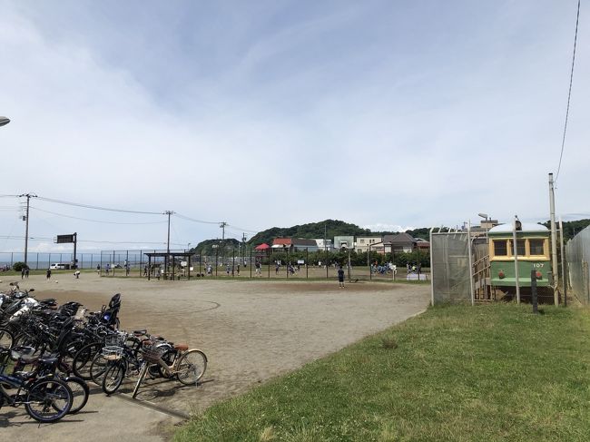 梅雨の晴れ間の鎌倉を散策しました。<br />江ノ電を由比ガ浜で降り、海岸沿いを歩いて材木座へ。そこから鎌倉の寺社や名所を巡って鎌倉駅まで。<br />3時間ほど歩いて回りました。<br /><br />海岸さんぽ<br /> 江ノ電・由比ヶ浜駅<br /> → 鎌倉海浜公園 → 由比ガ浜海岸 → 滑川河口 → 材木座海岸 <br /><br />寺社さんぽ<br /> → 九品寺 → 光明寺 → 天照山(光明寺裏山展望台) <br /> → 良忠上人御廟 → 千手院 → 補陀洛院 → 実相寺 <br /> → 五所神社 → 来迎寺 → 乱橋(鎌倉十橋) → 向福寺 <br /> → 妙長寺 → 啓運寺 → 長勝寺 → 辻の薬師堂 → 本興寺 <br /> → 逆川橋(鎌倉十橋)→ 八雲神社(大町) → 常栄寺 <br /> → 夷堂橋(鎌倉十橋)→ 本覚寺 <br /> → JR・鎌倉駅<br />