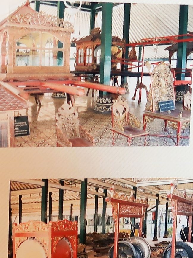 ジョグジャカルタ(Jogjakarta)は、インドネシアのジョグジャカルタ特別州の州都。 <br />ジョグジャカルタ市は、伝統的なジャワ美術の中心地で、バティック、ラーマヤナバレエ、ドラマ、音楽、詩、ワヤン・クリ(人形の影絵芝居)などの文化があることで有名。ジョグジャ・カルタは「平和の町」という意味で、ジョグジャは『ラーマーヤナ』物語のラーマ王子の国、アヨーディヤーにあやかって付けたといわれる。 <br /><br />ジョグジャカルタ市は、面積は、32.5km&sup2;。クラトン(王宮)を中心に発展したが、現代の中心地は、北部のオランダ植民地時代建物が少し残るエリアおよび同時代の商業地区である。マリオボロ通りは、露天商およびマーケット、モールがあり観光客が来るエリアである。また、スディルマン通り(ソロ通り)も主要な商店街である。マリオボロ通りの南端の東側には、Beringharjoという大きな市場がある。 <br /><br />スルタンの宮殿(ジャワ語でクラトン)は、ジョグジャカルタ市の中心部にある。クラトンの周囲は、スルタンの宮殿の敷地内であったところで、人口密度の高い居住地域である。古い痕跡として、1758年に造られた古い壁やタマン・サリ(水の宮殿)などが残されている。これらは、現在はスルタンによって使われないが、スルタンの家来の子孫が残留して居住していて、現在もスルタンに奉仕している。また、これらの地域の復元努力は2004年に始まり観光の名所となっている<br /> <br />ジョクジャカルタは銀細工、影絵劇(ワヤンクリッ)で使われる操り人形、バティックの製作で知られている。 また、スルタンの宮廷に展開したガムラン音楽でも知られている。 <br />2019年にはジョグジャカルタ国際空港が開港した。 <br />(フリー百科事典『ウィキペディア(Wikipedia)』より引用)<br /><br />ジョグジャカルタ 市内観光 については・・<br />https://skyticket.jp/guide/112834<br />https://www.jtb.co.jp/kaigai_guide/report/ID/2017/07/jogjakarta-sightseeing-spot.html<br /><br />ジャワ島(英語: Java)は、インドネシアを構成する島の一つ。スマトラ島などとともに、大スンダ列島を形成する。形状は東西に細長い。スマトラ島の東、カリマンタン島の南、バリ島の西に位置する。<br />首都ジャカルタが存在する。人口は約1億2400万人で、インドネシア一のみならず、世界第一位の人口を有する島である。人口密度も981人/km2と高い。<br />島の形状は棒状で、西北西から東南東に東西 1040km にわたって延びる。南北 300km にわたるが、島の幅自体は最も広いところでも 200km にとどまる。最西端はカンクアン岬、最東端はバリ島の西端よりも東に延びる。スンダ海峡をはさんで北西のスマトラ島、バリ海峡をはさんで東のバリ島と向かいあう。<br /><br />ジャカルタ首都特別州 - インドネシアの首都で同国最大の都市。<br />ジャカルタ - 首都で経済の中心地。近郊を含む都市的地域の人口は世界第2位。<br />ジョグジャカルタ特別州 - 今も王宮がある古都で、「ジャワ人のふるさと」と言われる。世界遺産のプランバナン寺院群がある。<br />ジョグジャカルタ - インドネシアの古都で、ジャワ人の心の故郷と言われ、芸術や観光が盛ん。王宮がある。<br />(フリー百科事典『ウィキペディア(Wikipedia)』より引用)<br /><br />ジャワ島 については・・<br />https://www.visitindonesia.jp/enjoy/information/04.html