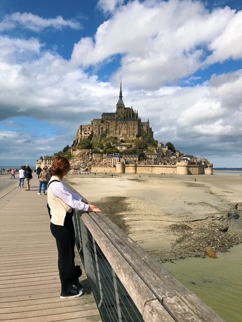 旅行2日目の早朝に現地OPツアーで世界遺産のモンサンミッシェルへ1泊2日で行来ました。<br />途中、ノルマンディーのいなか村に立ち寄りました。<br />対岸エリアに宿泊して移り変わるモンサンミッシェルの風景を何度も堪能しました(≧▽≦)<br />一生に一度は行きたかった憧れの地へ行くことができて満足の旅となりました。