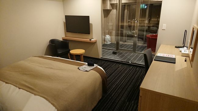 憎きコロナキンについて、今後はあまり触れぬようにとは思いつつ、お世話になっているホテルさんの精一杯の努力のお陰で、いろいろ助けてもらっているので、やはり、そこは自分なりの言葉で、お伝えすべきだと思い、冒頭に少々・・・<br /><br />ホテル三日月と言えば、中国、武漢からの帰国者の隔離処置に当たり、引き受け先として一番にその大役を買って出たことは、記憶に新しいと思います。当初は今より以上に、得体の知れぬ恐怖であっただけに、隔離施設となった勝浦ホテル三日月の地元、勝浦市民などからは、何故よりにもよって・・・という反発や圧力も強かったようです。<br />しかし、その後マスコミでも、この勇気あふれる決断が支持されるようになり、三日月はコロナ対策のプロフェッショナル、日本一安全なホテルというポジティブなイメージが広まっていきました。勝浦市民一丸となっての応援メッセージや帰宅時の心温まる見送りサプライズは、千葉県民の誇るべき風景であり、三日月グループと勝浦市民には改めて敬意を表します。<br />その後は、徹底した消毒と畳などの交換まで入念な清掃を行い、日本一安全なホテルとしての自身と誇りを持って、再スタートを切りました。しかし、その後はご周知の通りで、国全体が危機的状況に陥ってしまったので、再び全てはストップしてしまいました。ビジネス需要もある三日月インのみ、かろうじて営業されていて、何かと励みになっていただきました。<br />5月後半は、三日月インも一時的に休業し、全従業員が亀田病院の本格的な研修を受講、同病院のバックアップのもと、独自のガイドラインを作成しました。三日月インは6月より、ホテル直営の和食居酒屋さんを含め営業を再開、7月始めにはグループ全体で完全復活の予定です。<br />これらの取り組みに万全の体制で協力しつつ、「迷ったら、三日月!」この夏は是非とも、三日月グループの旅館、ホテルを訪れることをおすすめします!