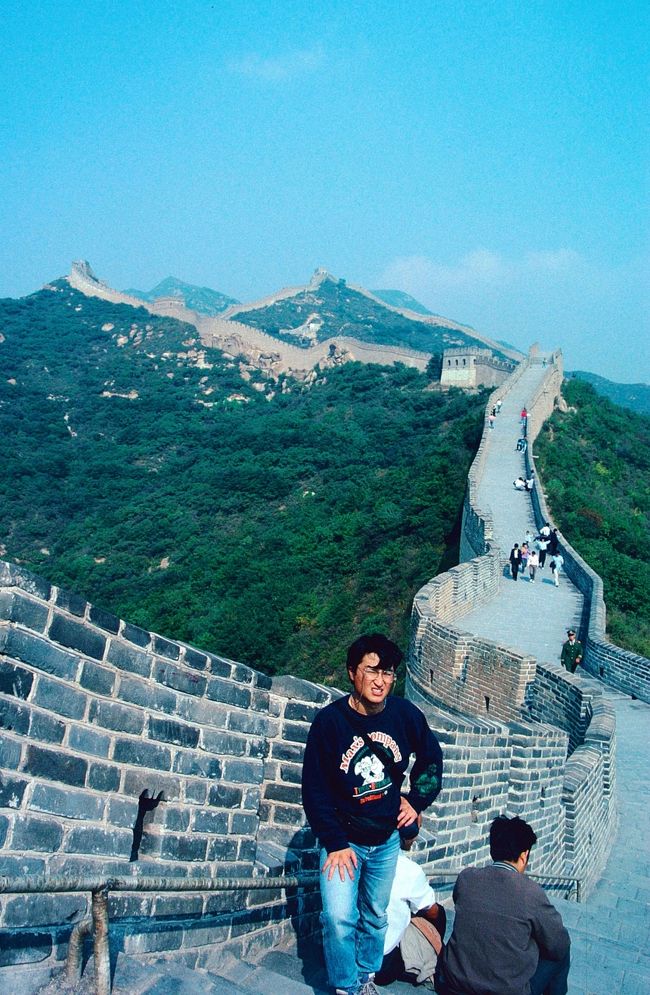 長年保管していた中国旅行と九州旅行で撮りためた大量のスライド。<br />コロナで自宅待機中、思い切って整理することに。<br />しかし、このためにわざわざ、フィルムスキャナーを購入するのももったいないし、かといって外注すると費用もかかる。色々検索するとレンタル可能な事が分かり10日間借りることに。<br /><br />レンタルしたのは、Optic Film 8200i Ai。費用は10日間で10580円。<br />最後の日は、夜中までかかって何とかスキャンを完了した。<br /><br />今回スキャンした写真は、初めての海外旅行で香港・中国旅行&調査。内モンゴル自治区における遊牧民の生活様式の変貌を調査するため、1991年、約2ヶ月間中国内モンゴル自治区に行った。年初から夏休み前半まで、教授が企業から請け負った仕事を手伝い、旅費30万を確保した。<br />(以前にも旅行記をアップしている。)<br /><br />メンバーは、大学の教授、先輩、私の3名で、前半桂林までは教授の家族が同行し観光がメイン。<br />当時香港は航空チケットが安かった事と、中国ビザが取りやすかったことから、世界中のバックパッカーが集まる街だった。私たちも、香港でビザを取得し陸路で中国入国をした。<br /><br />学生でお金がなかったので、普通のフィルムとリバーサルフィルムを混ぜて使っていたため、写真があった分は既にスキャンし旅行記を作成していたが、スライド分の写真がスキャンできていなかったので、その分のみで新たに旅行記を作成。そのため、尻切れトンボで余り内容のないものになってしまっている。<br /><br />この旅行記で最後。<br />万里の長城や故宮を観光し日本へ帰国。<br />初めての海外旅行、初めての中国。<br />この旅から中国という国に興味を持つようになり、まさか中国で働くことになるとは、この時は想像していなかった。<br />