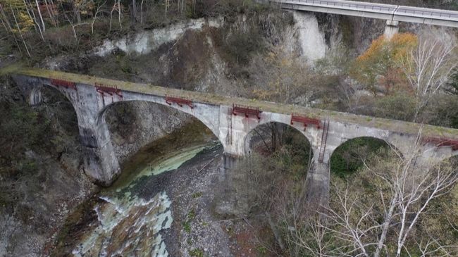 古びた橋と紅葉と若干、青みがかった川との色合いが絶妙でした。<br />国道273号にある滝の沢橋からよく見える大きなアーチ橋です。<br />10mの無筋コンクリートアーチが連続し、音更川をまたぐところには23mのコンクリートアーチが作られています。<br />（1938年/長さ109m/国指定登録有形文化財）
