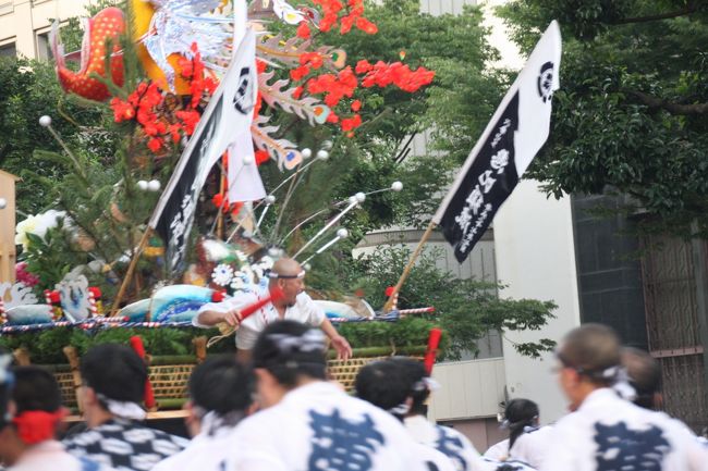 「博多祇園山笠」の「追い山」の記事です。<br /><br />「博多祇園山笠」は「どんたく港祭り」とならぶ福岡の代表的な祭りです。<br />「山笠があるけん博多たい」という名フレーズがあるほど、この祭りは博多っ子の愛情の対象です。<br /><br />しかし残念ながら今年はコロナにより中止が決定されました。<br />寂しさを感じている博多っ子は少なくないと思います。<br /><br />少し前になりますが2015年の「追い山」の写真がありましたので、記事を作りました。<br />記事を作っていますとあの時の興奮を思い出し、素晴らしい祭り「山笠」を再び体験しています。<br /><br />山笠は例年７月１５日の早朝（午前４時59分スタート）に始まります。<br />その日は臨時便を利用し祭りのコースまで向かいます。<br /><br />今回は博多を真っ直ぐ貫くメインストリート「大博通り」にある「呉服町」の４つ門での見物です。<br />そこは道路が広く見応えがある場所のひとつです。<br /><br />そして５時を過ぎる頃から今か今かと道路に近い場所で待ちます。<br />まだ薄暗い博多の町のなか耳を澄ませば「ドッ　ドッ　ドッ」とかすかな足音が聞こえてきます。そしてだんだんとだんだんとその音が大きくなり、近づいてきます。もう胸が高鳴ります。そして今年の一番流れの先頭の姿が現れます。<br /><br />目の前を駆け抜ける舁き山は迫力満点です。<br />早朝の博多の町に、「オイサッ！」の声が勇ましく響きます。<br /><br />勇ましい博多っ子の姿をみようとついつい道路に近づきすぎると「勢水（きおいみず）」を浴びることもあります。<br /><br />最後の七番流れまでなんとか撮影し、満足しました。<br />今年の山笠も終ったという思いで帰途につきました。<br /><br />-------------<br />「博多祇園山笠」<br />起源は諸説ありますが、一番有力とされているのが、鎌倉時代、仁治2年（1241年）博多で疫病が流行した際に承天寺の開祖・聖一国師（円爾）が町民が担いた施餓鬼棚にのって、祈祷水を撒きながら町を清めてまわり、疫病退散を祈願してまわったことを発祥とするという説です。<br /><br />福岡市博多区のおもに博多部（那珂川と御笠川間の区域）で7月に行われる祭で、博多の総鎮守・櫛田神社にまつられる素戔嗚尊(祗園宮)に対して奉納される神事であり、国の重要無形民俗文化財でもあります。<br /><br />7月1日になると、高さ10メートルを超える豪華絢爛な「飾り山」が各所にそびえ立ち、博多の街は一気に“山笠モード”に入ります。<br /><br />「飾り山」は、明治31年（1898年）以降に、舁くための背の低い「追い山」に対し、据えて見物するための背の高い『飾り山』として登場した山笠です。<br />毎年、「追い山」を持つ七流とは別に福岡市内に14基建てられて、7月1日早朝から7月14日深夜まで一般公開されます。<br /><br />博多祇園山笠のクライマックス「追い山」は午前4時59分、一番山笠が櫛田入り奉納を皮切りに、合計8つの山笠が次々に櫛田入りを行い、まだ薄暗い博多の街へと駆けだしていきます。<br /><br />午前4時59分時点ではまだ暗かった博多の町も、「追い山」が通過するたびに空が明るくなっていきます。早朝の博多の町に、「オイサッ！」の声と、声援を送る見物客の声が響き渡ります。<br /><br />博多では、「追い山」が終わると梅雨が明け、本格的な夏が来ると言われています。<br /><br /><br />hakatanomiryoku.com、hakata-yamakasa.net他　参照