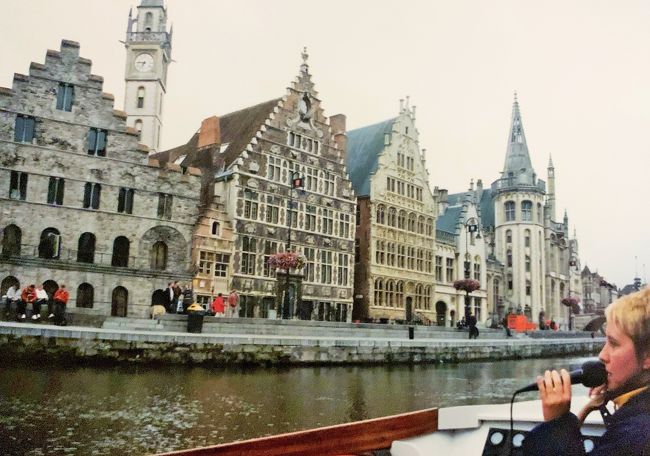 2001年9月、ブリュッセルに単身赴任中の私の所に、クアラルンプール赴任中の家内がやってきました。<br />私はアムステルダムのシキポール空港まで家内を迎えに行きそこで待ち合わせ。<br />そこから国際列車でベルギーに入り、アントワープで一泊して街歩きをした後、ゲントにやってきました。<br />運河の街古都ゲントを夫婦2人で楽しみました。