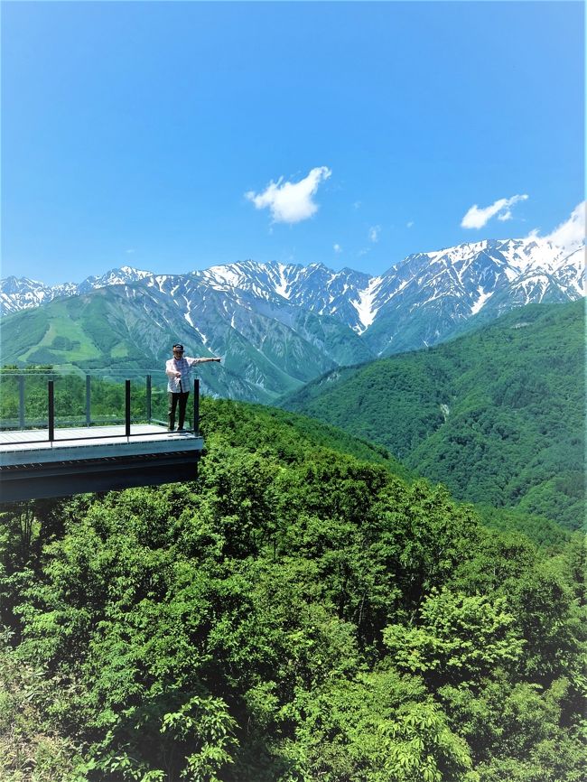 初夏を迎えた北アルプスの白馬山麓。<br /><br />ロープウエイとリフトをフル活用して、<br />マウンテンリゾートをめぐってきました。<br /><br />梅雨入り直前の天候に恵まれ、目の覚めるような山岳パノラマに<br />出会え、<br />高山植物が咲き乱れる 雲上の ”天空カフェ” では時が止まり、<br />心身ともに癒される時空間に 身をゆだねました。<br /><br />1.八方尾根<br />2.白馬岩岳マウンテンリゾート<br />3. 白馬東急ホテル<br />4.マウンテンピーク<br />5.栂池自然園