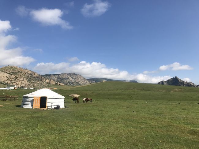 去年の夏休みに家族でモンゴルに旅行。モンゴルの大草原で馬に乗ってみたくて行ってきました。想像通りの大草原に感動。英語、中国語も通じないので旅行ガイド必須です。安全で楽しくゲル宿泊と乗馬体験できました。