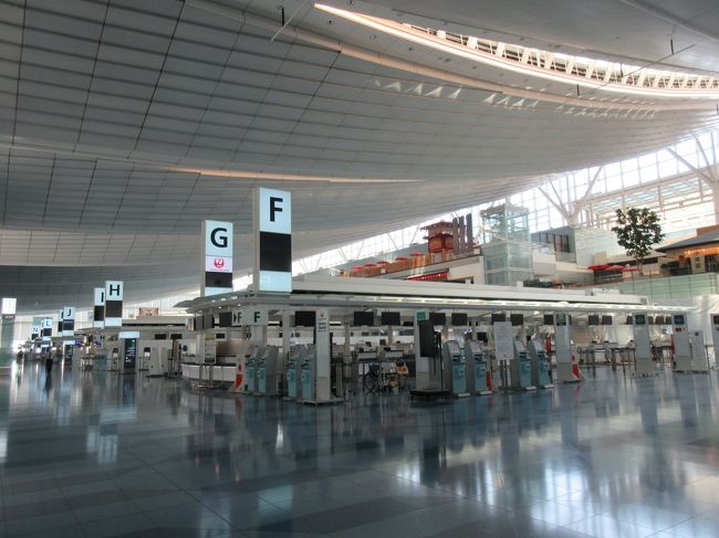 飛行機が減便で、国際線はほぼ運休 羽田空港は今どんな状況になっているのか見てみたくて<br /><br />行ってみました。第二ターミナル→第三ターミナル→第一ターミナル 無料シャトルバスで移動しました。<br /><br />