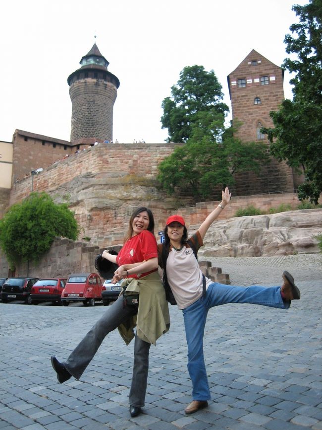 2005年7月2日Nurnberg ニュルンベルクのカイザーブルク前にて♪<br />私とYちゃん(^^)/<br /><br />2005年7月1日から2005年7月26日までドイツ、イタリア、スイス、オランダ、ベルギーへ行った時のフォトをアップさせて頂きます。ドイツ、イタリア、スイスはお友達のYちゃんも同行♪<br />2020年の9月にドイツ行きのフライトを予約していますが、コロナウイルスの影響で多分、行くことが出来ないだろうと・・・<br />夫が撮っていたフォトを整理しつつ、思い出にひたりたいと思います。<br />※カメラが古いので手振れなどがあります。<br />あと、私自身もこの時期の旅行記をアップしていますので、同じようなフォトが多々あります。<br />●この旅をする当日!私はフォートラベルの会員になりました。<br />あと、2日で会員歴、15年となります。<br /><br />2005年6月末、17年間務めていた会社を退職し、2006年6月初旬までの1年間、夫とふたりで無職でした。退職日の翌日からこのヨーロッパの旅がスタートしました。<br />