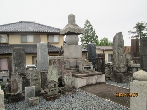 名戸ヶ谷のヨークマート向い法林寺、隣にある浄光寺墓地。浄光寺観音堂跡の石柱があるが由来、歴史についての情報は有りません。現在墓地内を整理中でお堂の前に６基の石仏が置かれているとの事でしたが見当たりませんでした。墓地内に無縁塚を造りつつあるようです。お堂の前に６基の石仏が置かれています。<br />参考にさせていただいたブログは下記です。<br />石仏神心　115　北総石仏　柏の石仏　名戸ヶ谷に詳しく書かれています。<br />http://sekibutu.blogspot.com/<br />