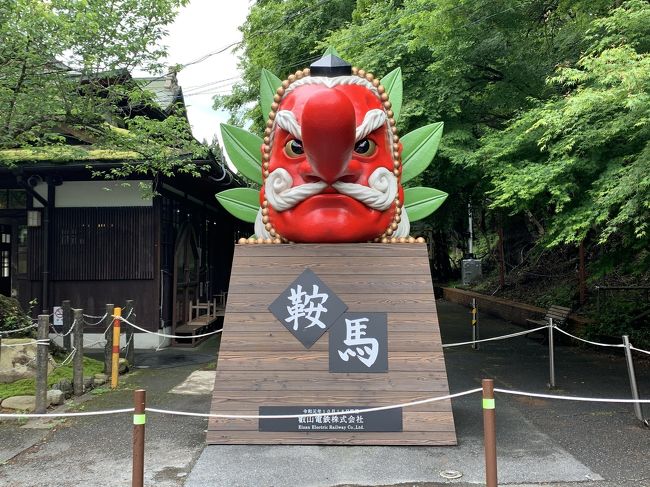 「京都最強のパワースポット」ともいわれる、鞍馬寺を通って貴船神社まで登ろうと思っていたのですが、鞍馬寺本殿金堂から先はコロナの影響で通行止めになっていて貴船神社には行けなかったです。鞍馬天狗と義経伝説で知られる鞍馬山は、山全体が聖なるパワースポットで、心なしか、鞍馬寺の仁王門をくぐった瞬間、空気が一変して凛とした雰囲気に包まれたような・・・