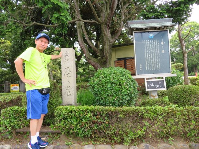 コロナ禍で県外移動自粛も解除されましたが、一向に新規感染者は、毎日2桁以上となっている現状です。<br />そんな訳で地元浜松で日帰り散策です。<br />今回選んだルートは、家康の散歩道をヒントにその周りを散策をしました。<br />自転車を利用してあちこちを廻りました。<br />まずは、犀が崖資料館からスタートです。<br />最初に夏目代羽左衛門由伸の碑を写真に収めて、浜松北高校前の三社神社、亀山神社を参拝をして善正寺、菩提寺に行きました。<br />菩提寺では、住職と歓談する事ができて寺の由緒から歴史などを詳しく教えて頂きました。<br />そして普済寺、秋葉神社、崇源院、西来禅院などの徳川家康ゆかりの寺院を見学しました。<br />他に石像やモニュメントがたくさんある浄土寺も見学しました。<br />ランチは、雄踏バイパス沿いのすき屋で牛丼セットの500円サービスランチを頂きました。<br />午後は、根上り松、蜆塚遺跡、旧高山家、大圓禅寺などを見学して佐鳴湖西岸を通りに帰路に着きました。<br />地元、浜松を自転車を利用しての散策、コロナ禍でStay homeも大事ですが、地元再発見もあります。見所満載の地元浜松です。<br />自転車でエコ、日ごろの運動不足も解消できます！