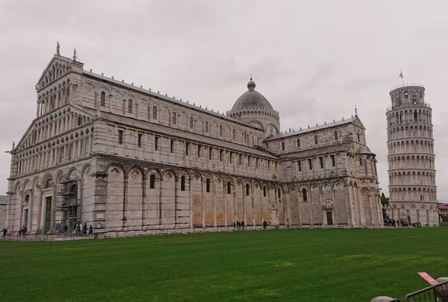 【ヨーロッパ5カ国周遊13 イタリア・ピサ】<br />この旅行記は、ピサの斜塔に行くためにピサに行った際の旅の記録をまとめたものになります。2泊3日のフィレンツェ2連泊の真ん中の日しか観光日がないため昼過ぎまでフィレンツェ、夕方からピサを観光しました。<br /><br />《ヨーロッパ11日目》『イタリア3日目・ピサ1日目』2020年3月1日(日)<br /> 昼過ぎまでフィレンツェ市内を観光し夕方前からバスで1時間かけてピサの斜塔のあるピサへ向かいました。ピサの斜塔のあるピサはベネチア アマルフィ ジェノバと並び4大海洋国家の1つに数えられてきました。海洋国として栄えていた当時に建設されたロマネスク様式の最高傑作とも呼ばれるドゥオーモ 洗礼堂 斜塔の3つは現在も多くの観光客を寄せ付けています。<br /> バスが止まるロータリーから歩き線路も渡り住宅街を歩くこと10分程で城壁が見えてきました。お土産屋が並ぶ城壁沿いをしばらく歩くと門が現れ教科書や写真で見たことあるような、緑の芝生に洗礼堂 ドゥオーモ ピサの斜塔が建ち並ぶドゥオーモ広場が目の前に姿を現しました。見た瞬間お~と凄く感動しました! 斜めに傾いたピサの斜塔の写真を撮るなどして楽しみながらチケット売り場でチケットを購入し荷物を預け、ほぼ手ぶらの状態でピサの斜塔へ入りました。入って、らせん状の階段を登りながら改めてものすごく傾いてるな~と思いました。傾いている方向へ体重を持って行かれるのが分りますし、そのように感じます。ピサの斜塔はガリレオガリレイが実験を行った場所でもありますし、歴史上の舞台になった所でもあるのだなと思いました。ピサの斜塔の上層部から望むピサの街の景色は絶景でした。ドゥオーモが真下に見え実に立派な建物だなとも感じました。緑の芝生の中でピサの斜塔の写真を撮っている観光客が小さく見えました。<br /> こうしてピサの斜塔を満喫しながら傾いた方向へ体重を持って行かれる階段を降り最後にピサのマグネットを購入しもう一度ピサの斜塔の写真もとりつつバス乗り場まで歩いて戻りました。その後フィレンツェのホテルへ21時過ぎに到着しました。