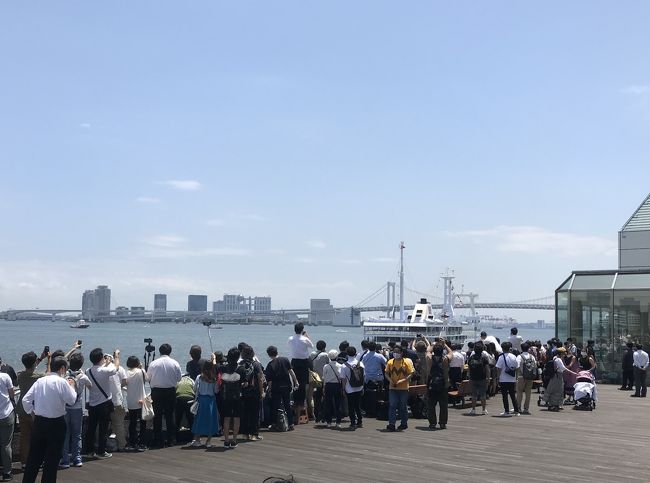 思い出の船が今日旅立つよ<br />２８年間、島の暮らしに、旅人の島へ足<br />活躍した銘船さるびあ丸<br />今日長年住み慣れた東京竹芝桟橋から旅立つ<br />メインだった神津島航路は６月７日<br />その後八丈島就航２６日が最後の航海<br /><br />今日６月２９日正午さようなら竹芝<br /><br />前船かめりあ丸の時は静かな最後だった<br />今やSNSの時代<br />今回は事前の案内もあり<br />沢山の見送りを受けて竹芝から旅立つ<br />まっ、今日はちょっと<br />そんなシーンに立ち合いたく竹芝桟橋へ<br /><br />Twitterでもいいメッセージが沢山<br />おりまぜ紹介させて頂きアップしました<br /><br /><br /><br />さらば銘船さるびあ丸よ、ラストクルーズ　2020.6.7神津島～竹芝桟橋感動のお別れ編<br />https://4travel.jp/travelogue/11626332<br />さらば東海汽船さるびあ丸よ、明日６月７日(日）お別れの神津島発ラストクルーズ前夜編<br />https://4travel.jp/travelogue/11627254<br /><br /><br />