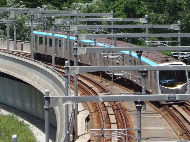 ご覧下さいましてありがとうございます。<br /><br />中間先頭車、頭端駅、マイナー鉄スポットめぐりとここのところネタ不足によりマニアック続きでございます。<br /><br />今回もマニアックな内容で参りますよ。<br />皆様、「パーミル」という言葉をご存知でしょうか?<br />鉄道に詳しい方なら聞くまでもないのですが、一般の方には馴染みの無い言葉かと思います。<br />「パーミル」とは鉄道の勾配を表す値で、単位は「‰」と表します。<br />水平距離1000mに対してのどの程度高低があるかを表します。例えば、1000m進むうちに60mの高さまで進むのであれば「60パーミル」というわけです。<br /><br />それを今回は、身を持って体感しようという企画であります(もう、この辺で意味不明ですが 笑)<br /><br />外出自粛でダメ人間にならないようにと始めたウォーキング。<br />毎回毎回、同じ場所ばかり歩いていますと飽きて来ます。<br />先日、フォローさせていただいているフロンティアさまより地下鉄の1日乗車券を使って県内のお出かけをしては?との提案を思い出しました。<br />そこで今回は地下鉄を使いつつ、途中下車しながら駅間をウォーキングで繋ぐということを思いつきましたよ。<br /><br />その行程内で仙台市地下鉄東西線、川内~青葉山間に存在する「日本の地下鉄で2番目に勾配がキツイ区間」を無謀にも「徒歩」で走破し、どれだけの高さがあるのかを体感してみます。ここの勾配は57パーミル。<br />どうせなら日本一だったら旅行記にするにもすっきりするのにと思いますが、こればかりは仕方がありません。<br />ちなみに地下鉄急勾配日本一は横浜市営地下鉄グリーンラインに存在する58パーミルです。僅差で仙台が2位という訳でほぼ互角です。<br /><br />そしてその他にも乗り降りし、街歩きをしながら半日過ごした様子をお届け致します。<br /><br />そんな今回は「マニアック旅行記 実践編」であります。<br /><br />今回もあきれずにお付き合いいただければと思います。<br /><br />さあ、それでは参りましょうか。<br /><br /><br />