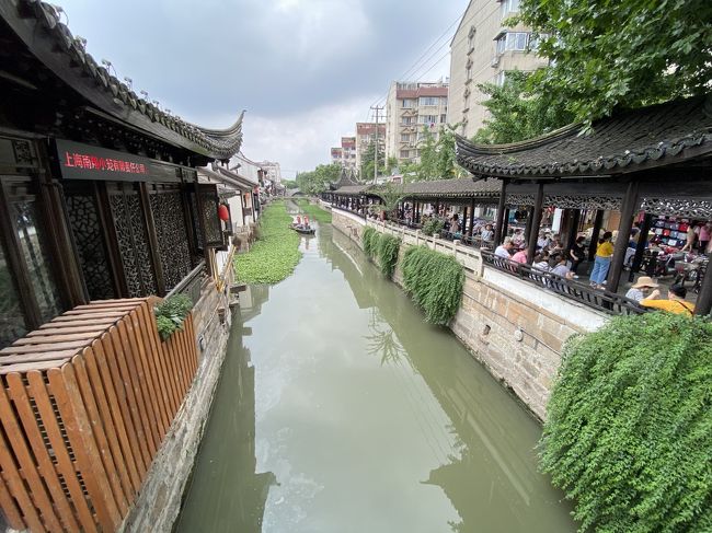 南翔饅頭(小籠包)で有名な南翔へ行ってきました。<br />コロナ騒ぎでまだまだ外国人の旅行には制約があり、出張で行くにも宿泊先からPCR検査の陰性証明を持ってこいなんて言われるんで、3月末からもう3回もPCR検査しましたよ。<br /><br />行きは何事もなくすんなり行けたのに、帰りに引っかかってしまい、飛行機に乗り遅れたなんてこともあるようで・・・<br /><br />おかげで労働節(今年は5月1日~5日の5連休)はずっと引きこもり。<br />端午節(6月25日~27日の3連休)もこのまま引きこもりになりそうだったんですが、6月26日は梅雨にも関わらずきれいに晴れ渡り、近場の南翔にでも行ってみるかと近所のラーメン屋で昼食食べてるときに思い立ったのでした。<br /><br />早く収束してほしいですね、コロナ。