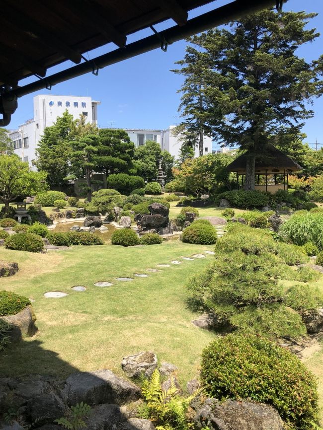 ANAとく旅マイルで行く九州旅行二日目<br />午前中は、大宰府 九州国立博物館見学<br />午後からは、旧伊藤伝右衛門邸、田川市石炭・歴史博物館、宗像神社<br />を見て回りました。<br /><br />この回では、旧伊藤伝右衛門邸見学編です。<br />もちろん、ここはバロン妻の希望です。<br />なんてったって「蓮子様~~」も印象の強い<br />NHKの朝ドラ「花子とアン」を見てたから<br /><br />☆彡旧伊藤伝右衛門邸☆彡<br />筑豊の石炭王として知られる伊藤伝右衛門の本邸として<br />建造された本建物は、旧長崎街道にに面しています。<br />四つの居住棟と三つの土蔵を持ち、池を配した広大な回遊式庭園を持つ<br />近代和風住宅は和洋折衷の調和がとれた美しさが魅力。中略<br />また、柳原白蓮が伝右衛門の妻として約10年間を過ごしたゆかりの地<br /> パンフレットより<br />2014年の朝ドラ「花子とアン」では<br />伊藤伝右衛門さんをモデルにした加納伝助という役名で<br />吉田鋼太郎さんが演じておられました。<br />まさに、はまり役で伊藤伝右衛門と言えば吉田鋼太郎さんの<br />顔が思い浮かぶバロン妻であります。<br /><br />柳原白蓮は葉山蓮子という役名で、仲間由紀恵さんが演じておられました。<br />白蓮の役は、仲間由紀恵さんでも悪くはなかったけど<br />バロン妻の個人的な感想では、この時代の公家のおひー様というと<br />もう少し線の細いイメージの女性を思い浮かべます。<br />実際残された写真でもそんな感じですね。<br />ということで、バロン妻の気分はお金で身分を買われて<br />いやいや嫁がされた、公家のおひー様白蓮になったつもりの見学でした。<br /><br />