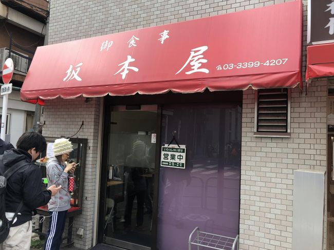 西荻窪にある「坂本屋」の外観は、少し前までならば、東京のどこにでもありそうな町中華に見えてしまいますが、以前から同店のカツ丼を贔屓にしていた料理評論家の山本益博氏が雑誌「dancyu」で「日本一のカツ丼」と評してからは、本業の中華メニューではなく、同店のカツ丼を求めて、遠くから人が足を運んでまで訪問する行列店になりました。<br /><br />同店のカツ丼が天下一品となる過程において、山本氏の助言を考慮した興味深いエピソードがあります。カツ丼に揚げたてのかつを使ったり、ご飯の味が損なわれないようにつゆがかかりすぎないようにとのアドバイスを取り入れることにより、とんかつの専門店でもないのにことカツ丼に関しては、他店を凌駕するものを提供することで知られるようになりました。<br /><br />実際に食べた感想としては、たしかにカツ丼としてのバランスは素晴らしく、高い評価は的を得るものと感心しました。