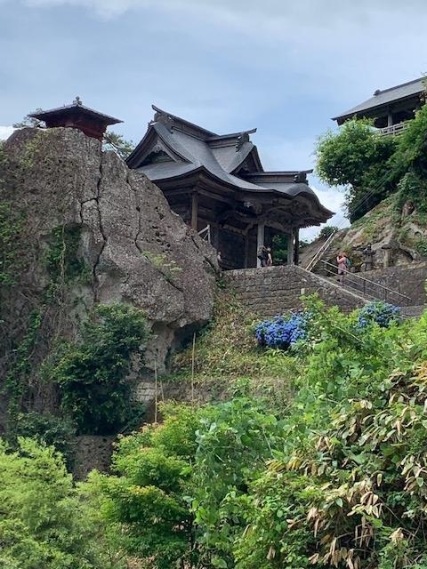 旅友に誘われ山形へサクランボ狩りに行きました。2日目はホテルから山寺へ。階段数1015段はなかなかの修行でしたが、人が少なく芭蕉の句が実感できる山寺でした。階段数は1070段という説も。<br /><br />帰りは2年前と同じく、牛タンを食べて帰途につきます。