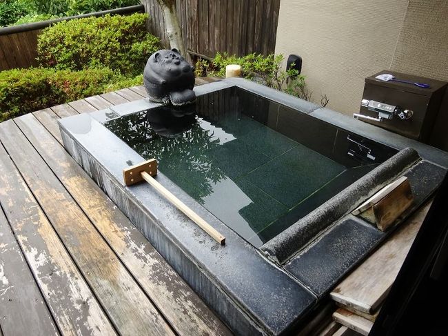 久々の伊豆旅行、二日目はめずらしく西伊豆に行きました。<br />西伊豆、土肥温泉の、全室源泉かけ流し露天風呂付のお宿です。<br />建物が古民家になっていて、とても落ち着いた宿でした。<br /><br />ただ、二日目も天気がイマイチで、雨が降ったり止んだり・・・。<br />天気が良かったら、土肥の海が一望できる絶景のお宿です。