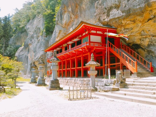 岩手版六芒星の結界を廻って来ました。六芒星は一関の郷土信仰研究家が提唱したもので、安倍氏が朝廷軍に対抗するため、６神社の巨石を通じて結界をはったものとされています。<br /><br />６神社は、白山神社(中尊寺)、達谷窟毘沙門堂、三嶋神社、鹿島神社、滝神社、舞草神社で、それぞれを線で結ぶと六芒星の形になります。その中心にあるのが、配志和神社です。<br /><br />安倍氏は陰陽師の安倍晴明の親族です。これのお陰か、岩手県で暫く新型コロナの感染者が出なかったという説もあります。<br /><br />配志和神社含め７カ所を一日で廻るのは非常に難しいです。私の場合は場所を探すのに手間取り、延べ三日かかっています。今回はその内容を紹介します。