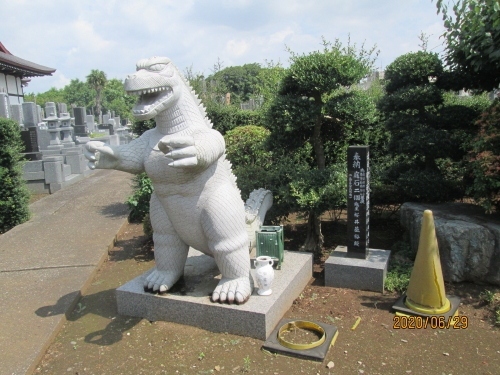 黄檗宗大本山である萬福寺の建築、仏像などは中国様式（明時代末期頃の様式）でつくられ、境内は日本の多くの寺院とは異なった空間を形成している。寺内で使われる言葉、儀式の作法なども明朝風に行われるため、現在でも中国色が色濃く残っている。本寺の精進料理は普茶料理と呼ばれる中国風のもので、植物油を多く使い、大皿に盛って取り分けて食べるのが特色である。萬福寺は煎茶道の祖・売茶翁ゆかりの寺としても知られる。隠元と弟子の木庵性○、即非如一はいずれも書道の達人で、これら3名を「黄檗の三筆」と称する。このように、隠元の来日と萬福寺の開創によって、新しい禅がもたらされただけでなく、さまざまな中国文化が日本にもたらされた。隠元の名に由来するインゲンマメのほか、孟宗竹、スイカ、レンコンなどをもたらしたのも隠元だといわれている。出典: フリー百科事典『ウィキペディア（Wikipedia）萬福寺には土小学校のはじまり、萬福寺に遷宮された妙見堂。四国八十八ヶ所霊場の御砂踏、ゴジラ、ミッキー、ピカチュウ、キティなど石仏が豊富です。<br />参考にさせていただいたブログは下記です。<br />石仏神心　113　北総石仏　柏の石仏　増尾に詳しく書かれています。<br />http://sekibutu.blogspot.com/<br />